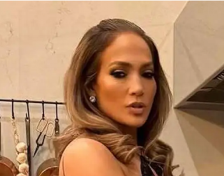 Dženifer Lopez u haljini do pupka dohvatila se kutlače: "Samo ona može da kuva u toaleti za Oskara"