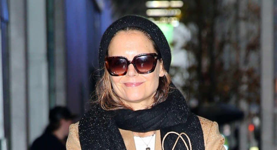 Da li je ona normalna? Kejti Holms po ciči zimi nosi letnji detalj, bukvalno smo se smrzli kada smo je videli