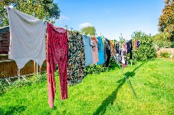 Brzo se od novih pretvore u froncle: Evo kojih 5 komada odeće nikad ne treba sušiti na sušilici