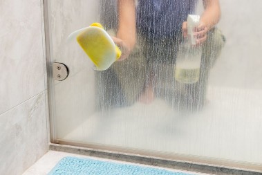 Neće smrdeti od sirćeta posle čišćenja, jer ima bolje rešenje: Evo šta vam treba da očistite tuš kabinu, ako i ovo ne upali, skidajte fuge