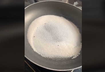 Sofija je sipala so u tiganj i rešila se muke: Od tada više nema problem koji muči mnoge u kuhinji