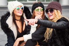 Vizuelno stanjuje figuru: Modni trikovi koji će vam pomoći da sakrijete stomak i izgledate vitko