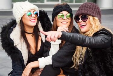 Vizuelno stanjuje figuru: Modni trikovi koji će vam pomoći da sakrijete stomak i izgledate vitko