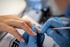 Jedna je popularna od pamtiveka, ali ova nijansa zaludela je sve žene: Najpopularnija boja laka za nokte retko gde ima da se kupi, devojke odlepuile za njim