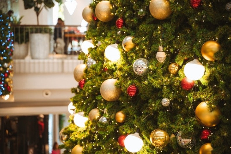 Košta par stotina dinara, a vaša veštačka jelka će izgledati prirodnije i svečano: Primenite ovaj trik i dom će biti kao iz bajke