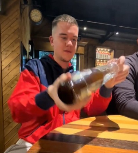 Isto je kao da ste ga natočili u najboljoj točilici: Mladić otkrio trik sipanja piva, može da bude i sa malo, a i sa puno mehurića