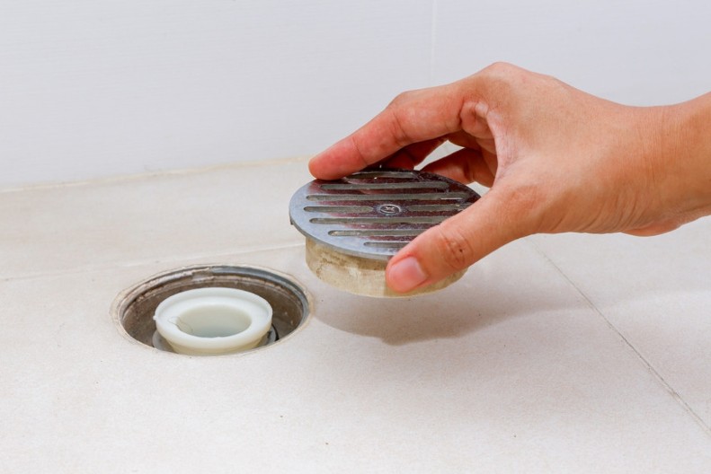 Odvod vam je zapušen zbog dlaka i sapuna? Sipajte sredstvo od 50 dinara i rešićete problem!