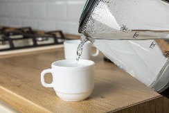 Navodno je dobar za snižavanje krvnog pritiska i srčane bolesti: Evo koji čaj svako jutro pije kralj Čarls (76), ima ga i u Srbiji