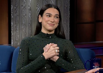 Dua Lipa u zagrljaju zgodnog frajera: Pevačica ovako provodi zimske praznike, pogledajte šta je stavila na glavu