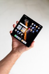 HONOR Revolucija na platnu i sklopivom ekranu HONOR Magic V3 – gledajte Golden Globes favorite gde god se nalazite