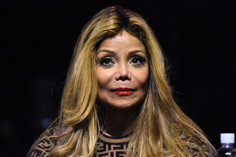 Odavno ne liči na sebe, ali ovo je zabrinjavajuće: Sestra Majkla Džeksona se bukvalno prepolovila, alarmirala fanove ovim snimkom