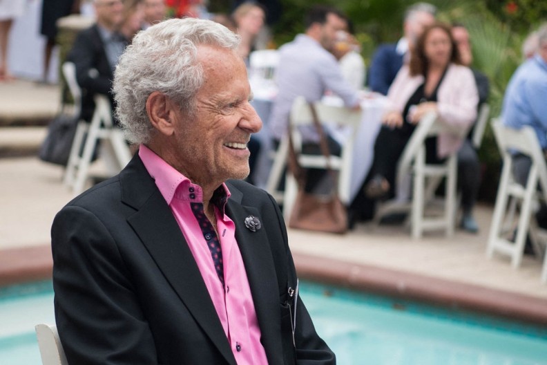 Izlazi na "sastanke" i u 77. godini, morao je da nastavi da živi: Nakon smrti supruge traži novu ljubav