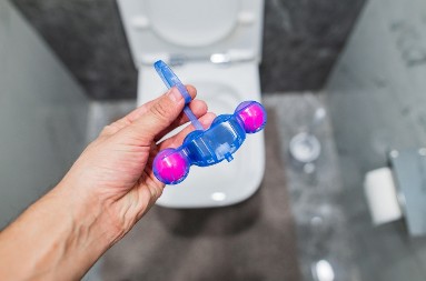 Svi pogrešno stavljamo osveživač u wc šolju: Evo kako treba pravilno da se okači, nećete verovati!