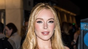 Crna haljina kakvu još niste videli: Prozirna i lepršava kao iz bajke, a grudi pridržavaju samo 2 sitnice