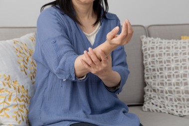 U sred noći vas probudi utrnula ruka: Evo zašto se to dešava i kada treba da potražite stručnu pomoć