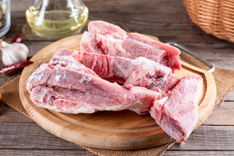 Odmrznite meso za 5 minuta: Super trik koji ne znaju čak ni najbolji kuvari, ali znaju iskusne domaćice!