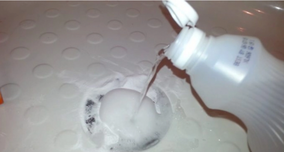 Ni jedan majstor neće vam otkriti ovaj trik: Dva sastojka za čišćenje odvoda koštaju manje od 150 dinara