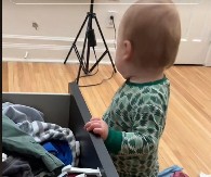 Beba koja bira odeću postala hit! Mali dečak tačno zna šta želi da obuče, svima izmamio osmeh