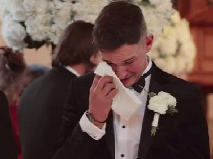 Najemotivniji snimak koji ćete danas videti: Mladoženja se pred oltarom "rasuo u komade" , a razlog će vas potpuno oboriti s nogu!