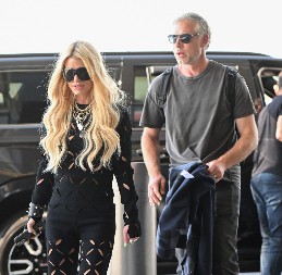 Nakon razvoda rešila je da promeni život iz korena: Slavna pevačica donela odluku zbog koje joj sada sve kolege "skidaju kapu"