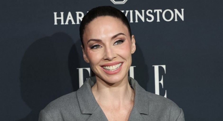 Baš i nije morala: Komičarka dala grudi na izvolite u provokativnom autfitu, sve izgleda normalno, dok ne spustite pogled