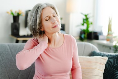 Rešite se bola u vratu za 1 minut: Primenite trik koji će brzo ublažiti neprijatnu tegobu