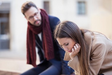 U svojoj glavi su "raskinuli" sa vama, a da vi to ni ne znate:  Ovo su 4 sigurna znaka koji sugerišu da je kraj blizu, a nisu odmah primetni!