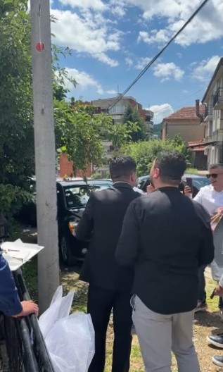 Ako ne može lukom i strelom, moraće praćkom: Jeste li videli zanimljivije gađanje jabuke na srpskoj svadbi?