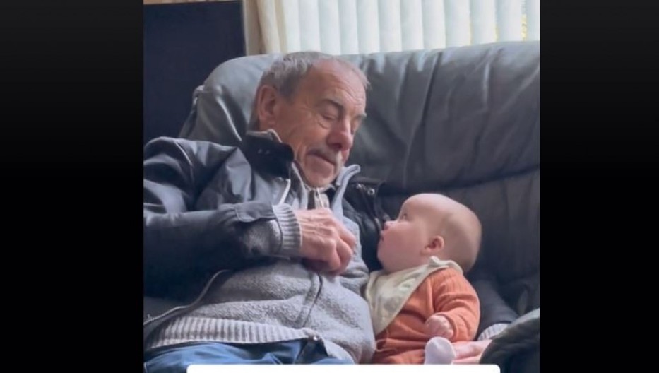 Ostavila sam ćerku od 4 meseca sa dedom na pola sata: Kada sam se vratila, zanemela sam od onoga što sam videla