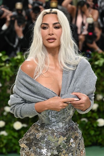 Kim Kardašijan rešila da menja život iz korena! Njena nova profesija podigla ogromnu prašinu u javnosti!