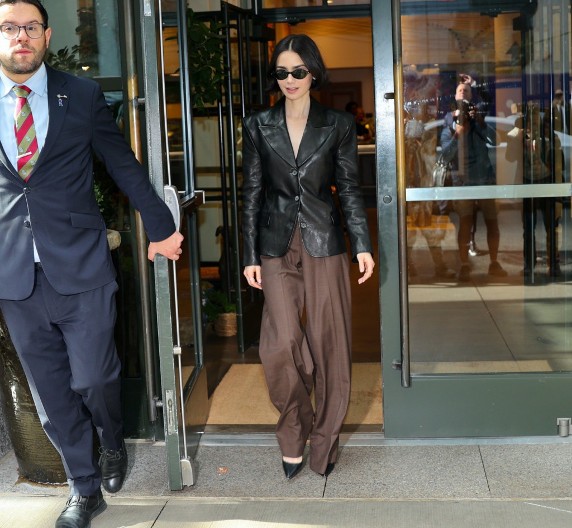 Najtraženije pantalone za jesen 2025: Krojevi koji izdužuju noge i skrivaju višak, a pristaju i za kancelariju i za gala večeru