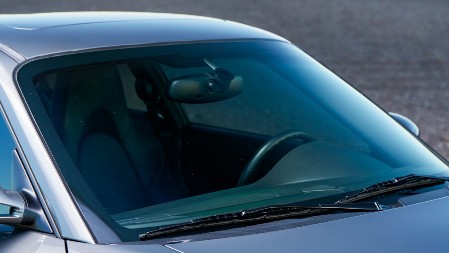 Nikada više neće biti zamagljena, ako je poprskate ovim: Ovo sredstvo je pravo čudo, šoferšajbana će biti skoro pa "nevidljiva"