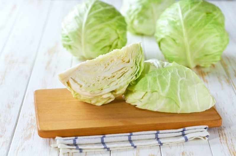 Dosta ste to radili pogrešno, evo pravog načina: Kako se seče kupus za salatu, kako ga treba začiniti?