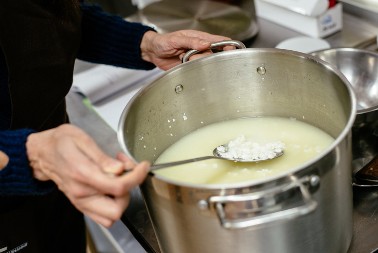 Lek iz kuhinje naših baka: Surutka čisti jetru i regeneriše ceo organizam, a evo kako se pravi