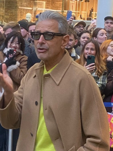 Slavni glumac zasukao rukave i nasred železničke stanice uradio nešto genijalno: Masa se okupila oko njega i svi su uzeli telefone u ruke