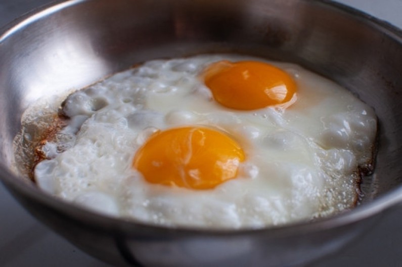 Ispržite savršeno jaje na oko: Dodajte samo 1 sastojak i nikada više se neće lepiti za tiganj!