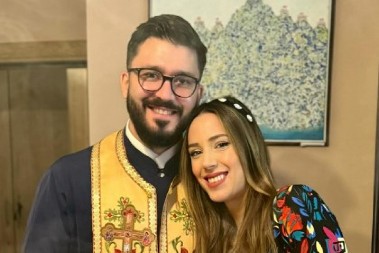 Danica Crnogorčević i suprug Ivan obeležili Aranđelovdan: Ona u jeleku, on u mantiji dočekuju goste