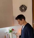 Od njegove lepote teško da se primete i njegova izvrsna jela: On je neodoljivi kuvar sa društvenih mreža, žene padaju u trans, ali postoji jedna začkoljica