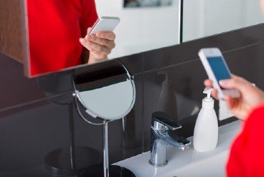 Nosite sa sobom mobilni telefon u kupatilo? Posle ovoga, više vam nikada neće pasti na pamet da to radite!