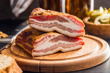 Ne plašite se kajmaka i slanine: Dr Ristić objašnjava šta utiče na porast masnoća u krvi, a Srbi ga masovno koriste