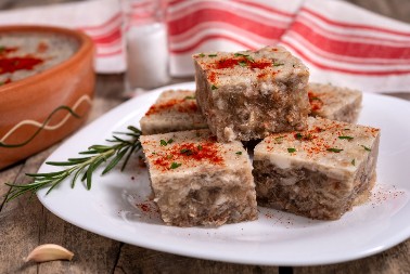 Pripremaju se na Krstovdan, a jedu na Bogojavljenje: Služe se narezane kao predjelo, uz kiseli kupus i čašicu rakije