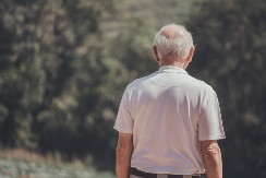 Sedele smo u kolima kada nam je prišao simpatičan deka: Nismo ni slutile da će ovo da nas pita, bukvalno smo se skamenile