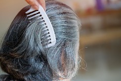 Ukoliko želite možete na prirodan način potamneti sedu kosu: Ispirajte je ovim sastojkom i dobićete ludilo rezultate