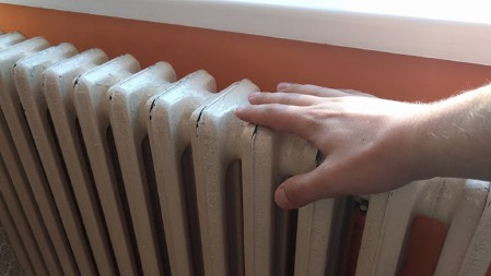 Srbi i Srpkinje ovo uporno rade, a ne znaju da tako nabijaju račun za struju: Ako se grejete na ovaj način, ne smete ovo nikako raditi