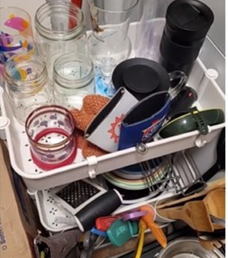 Stan mu je veličine malo većeg ormara, a kirija jezivo skupa: Ne poziva porodicu i prijatelje jer ne mogu svi da stanu u taj prostor