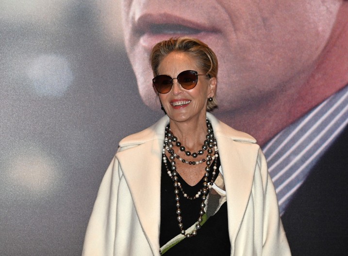 Svi će ove zime nositi čizme u "nezahvalnoj boji": Tako dobro dižu eleganciju na viši nivo, da je za njima odlepila i Šeron Stoun