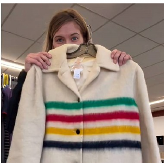 Kupila kaput u radnji polovne robe, a nije bila ni svesna da je osvojila pravu lutriju: Ono što je pronašla na Guglu raspametilo ju je