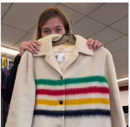 Kupila kaput u radnji polovne robe, a nije bila ni svesna da je osvojila pravu lutriju: Ono što je pronašla na Guglu raspametilo ju je