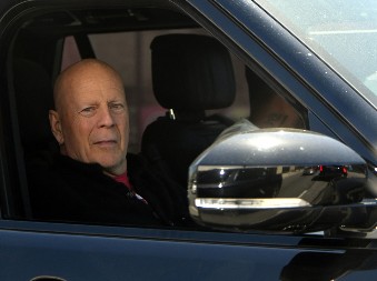 Brus Vilis se i dalje bori: Ne prepoznaje svoje najbliže, jedva govori, ova slika je sve ganula do suza