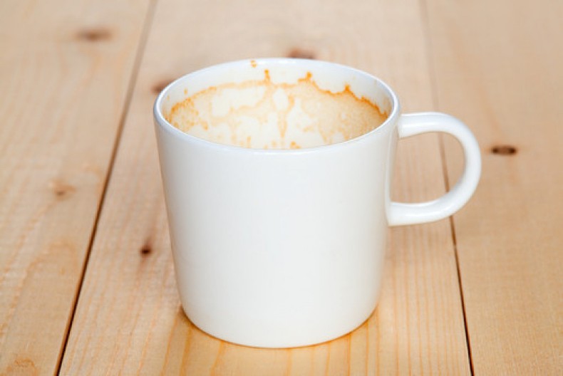 Nikako da se rešite upornih mrlja od kafe: Uklonite ih samo 1 sastojkom bez besomučnog trljanja